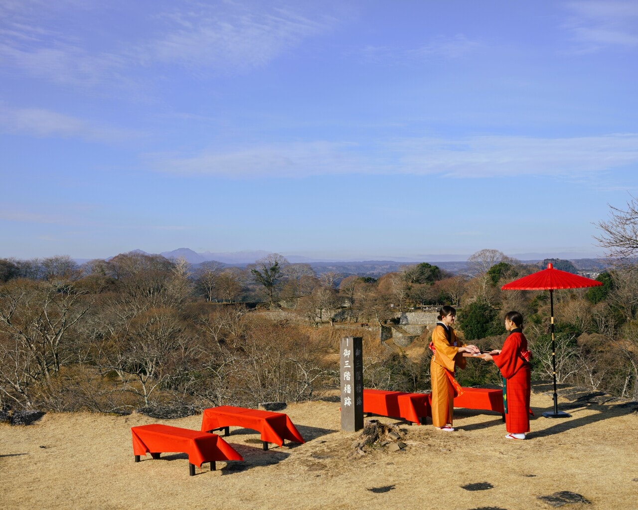 着物姿の町娘がお茶と地元銘菓でおもてなし。