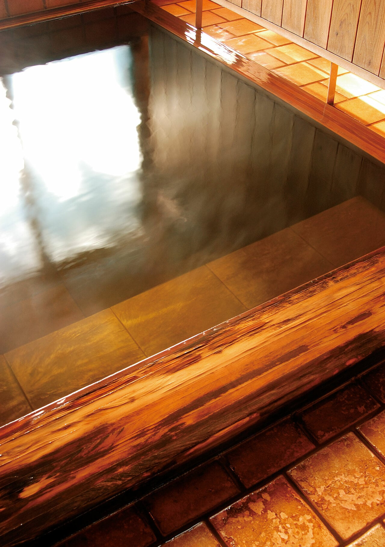 肌触りがやわらかく、疲労回復に効果的とされる単純温泉を源泉かけ流しで。浴室内にも杉材をふんだんに使用。