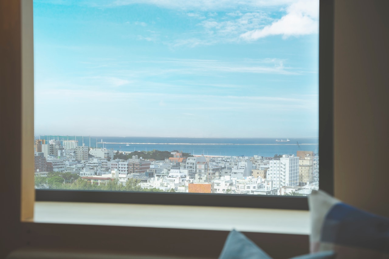 那覇の街と海を眺められる部屋もある。