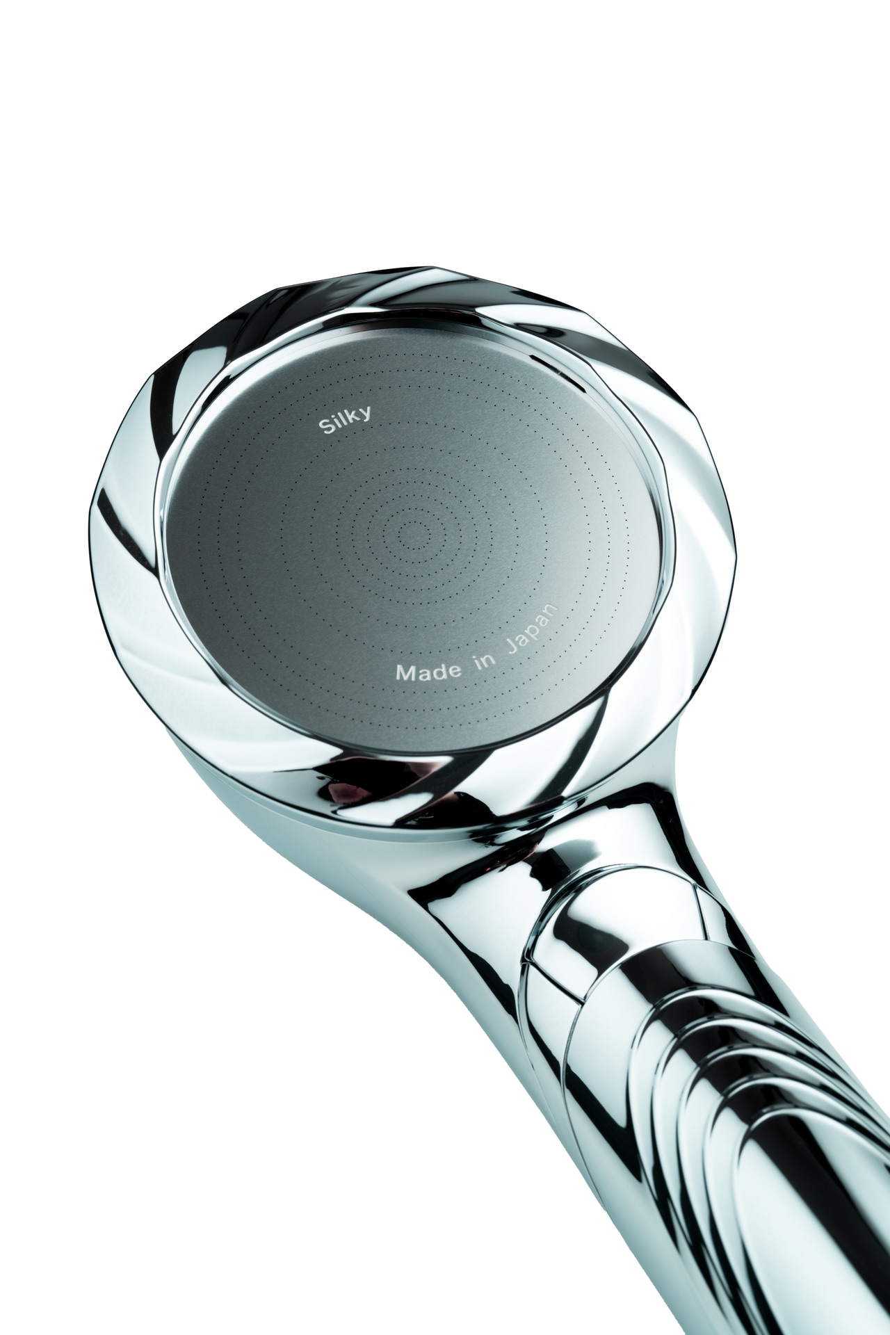 777個の極小ホールが生む、繊細でたっぷりの水流。やさしさも、洗い上がりの満足感も、どちらも叶える。