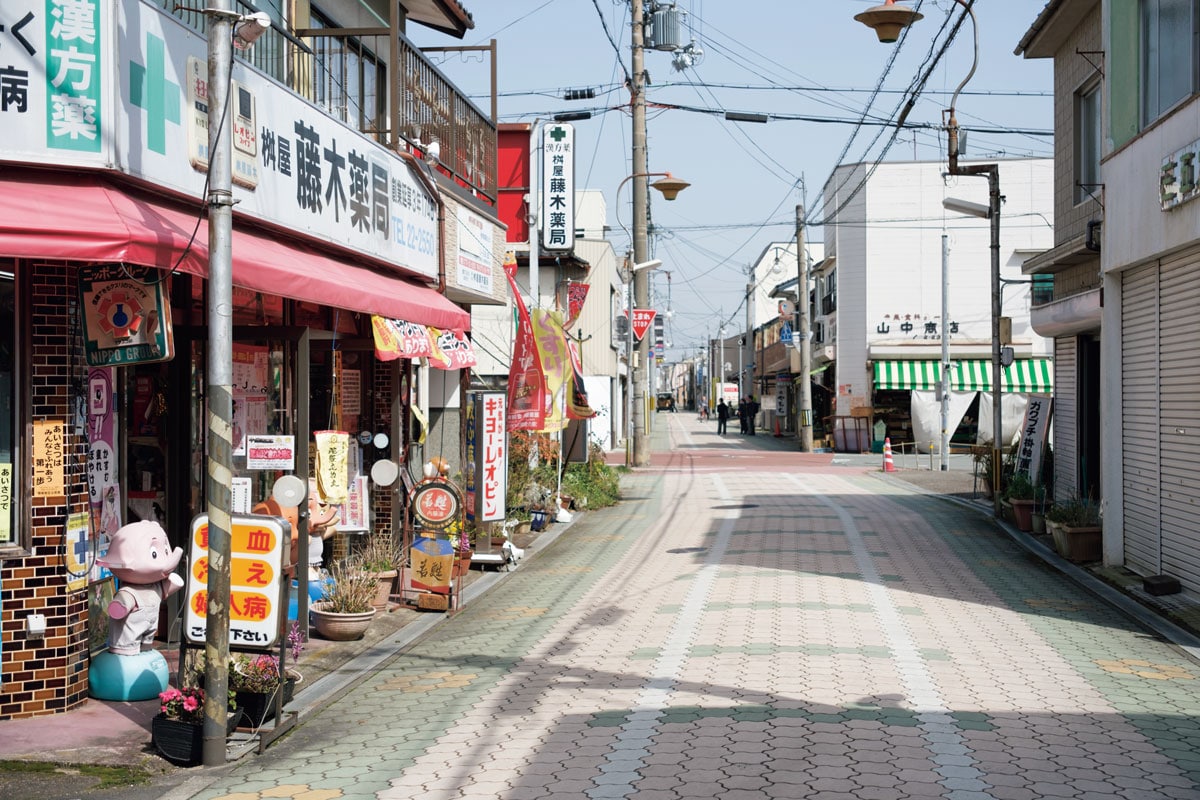 線路を模したカラー塗装を施したアオイ通り商店街の道路。