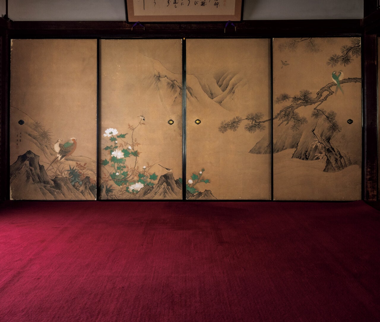 方丈西南にあたる「檀那の間」の襖8面に描かれた狩野元信《四季花鳥図》。こちらは北側4面のもので複製。原画は重要文化財で京都国立博物館に収蔵されている。