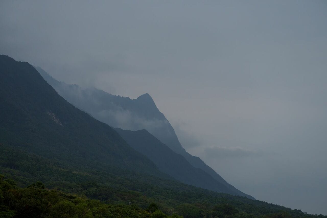 九州最高峰の山々が連なる屋久島　©️大島淳之