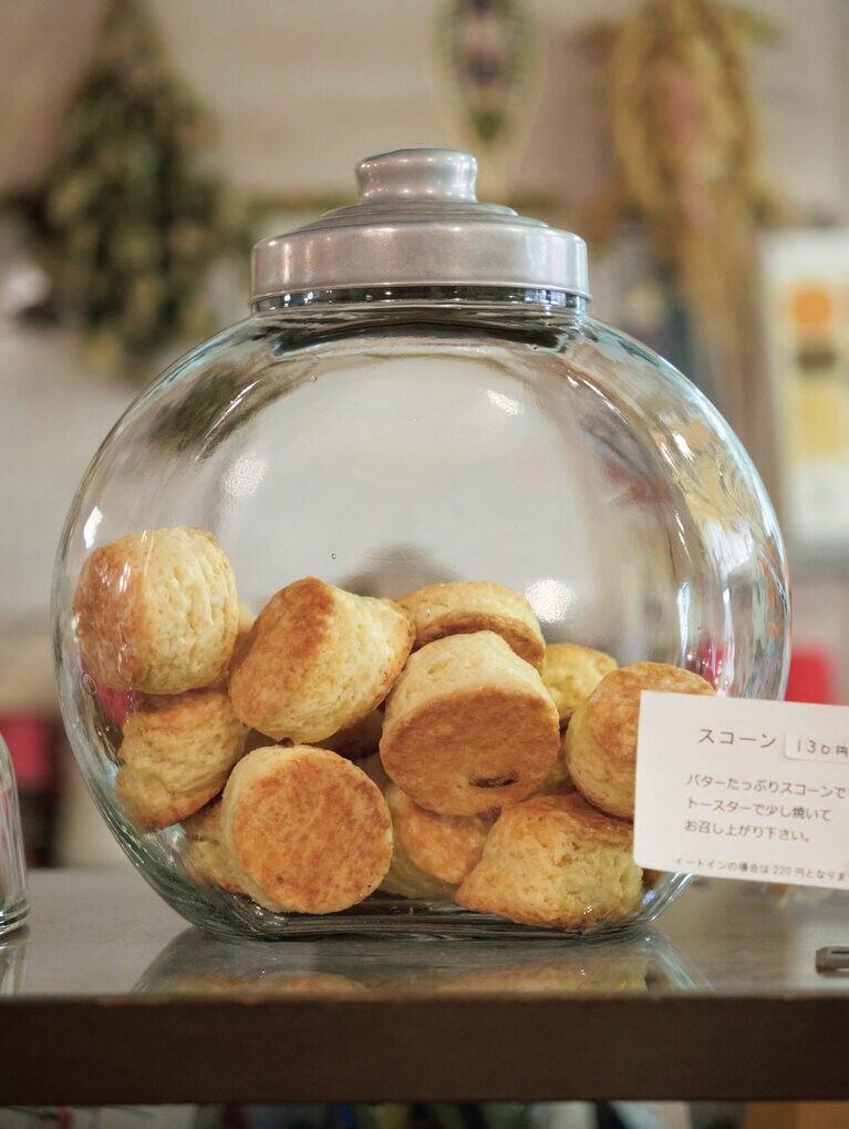 カウンターの上に並ぶ懐かしいデザインのガラス製クッキージャーにはバターたっぷりのスコーン。150円。