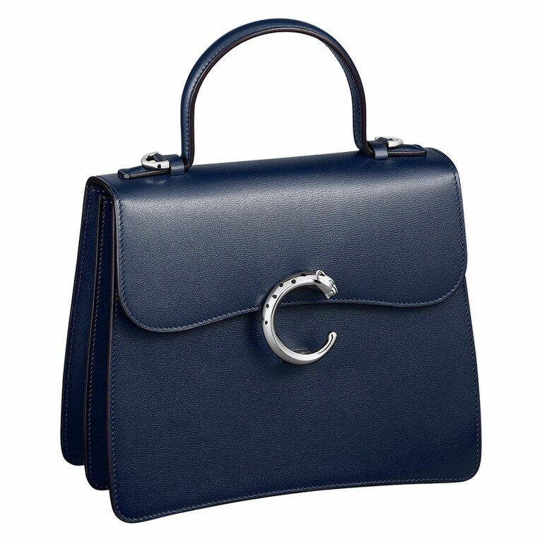 「パンテール ドゥ カルティエ」 トップハンドルバッグ スモール 401,500円。Antoine Pividori © Cartier