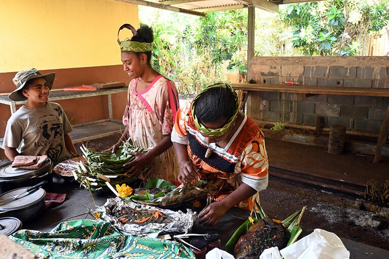 村の女の子たちはごちそうの準備。冠婚葬祭でふるまわれるブーニャも用意してくれました。