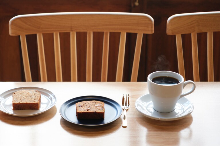 ドリップコーヒー550円、人気のケーキ2種と。左：キャロットケーキ550円、右：バナナパウンドケーキ500円。こちらのケーキはテイクアウトもOK。