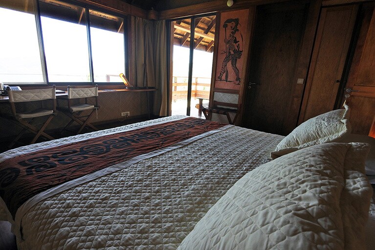 地元の工芸品が飾られたバンガロー。