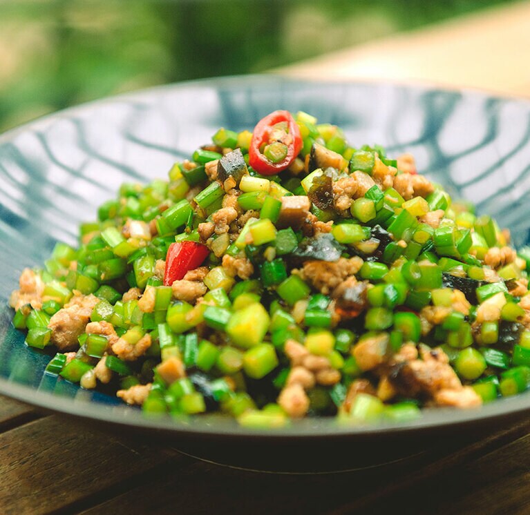 名物「花ニラとピータン 豚挽肉のピリ辛炒め」1,980円は、花ニラのシャキッとした歯応えとほどよい苦みがクセになる一品。ピータンのコクのある塩気がいい。