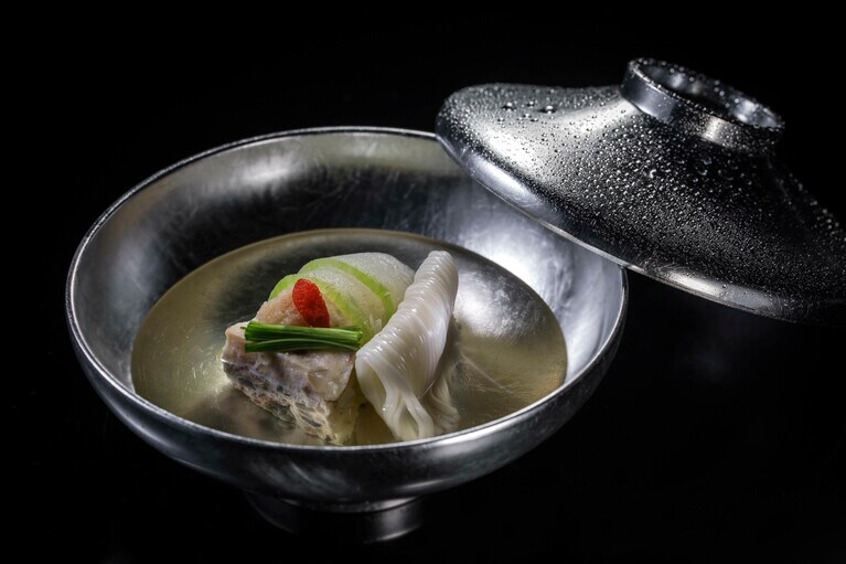 山の懐石の夏限定メニューより（以下同）、「椀盛　暑気払い」。