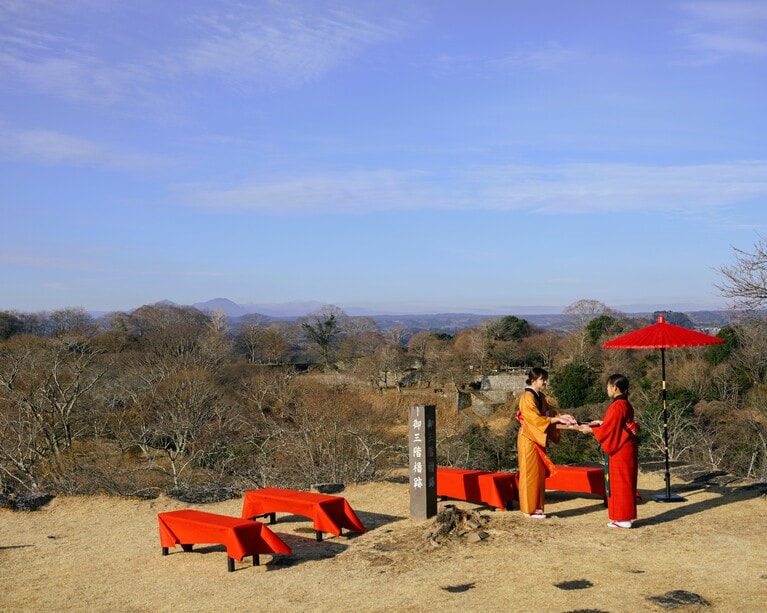 着物姿の町娘がお茶と地元銘菓でおもてなし。