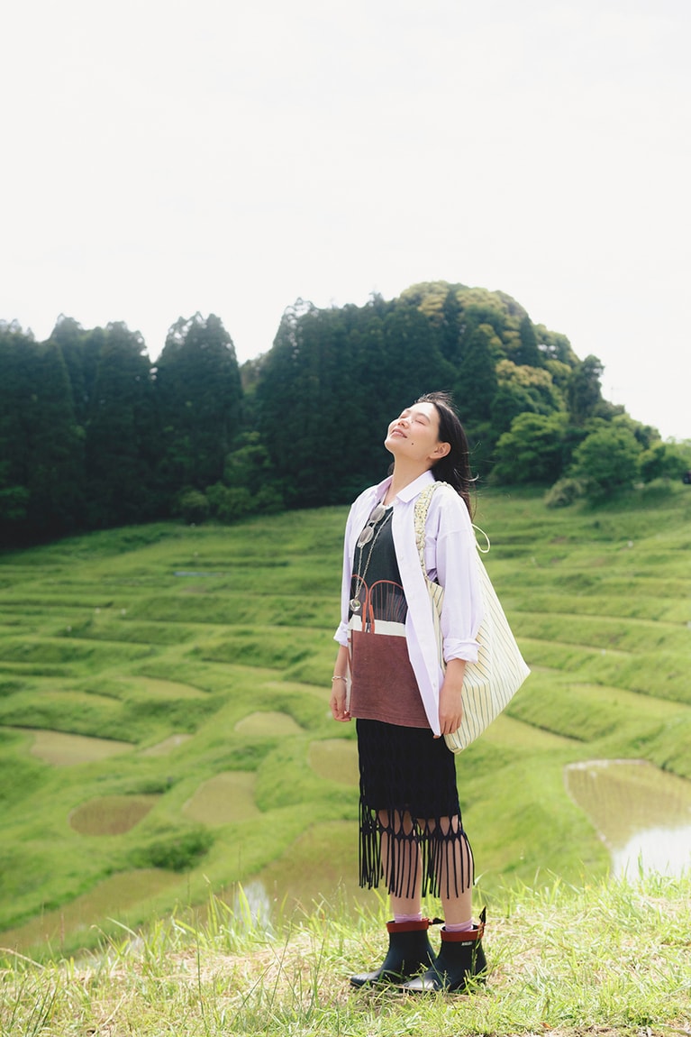 水を張った棚田が鏡のように空を反射し、キラキラと一面輝く。