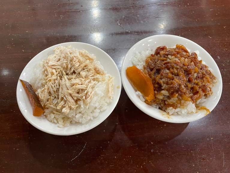 サイズは3種類ありますが、メニューに表示されているのはLとMのみ（写真はどちらもMサイズ）。実はQRコードで表示される中国語メニュー内にはこれよりさらに少なめのサイズもあり、そのサイズなら2種類を半分ずつでちょうど1杯分くらいのボリュームになりそうです。