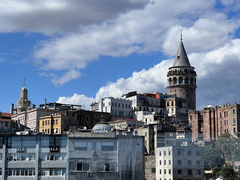 新市街のランドマーク的歴史建造物のガラタ塔。