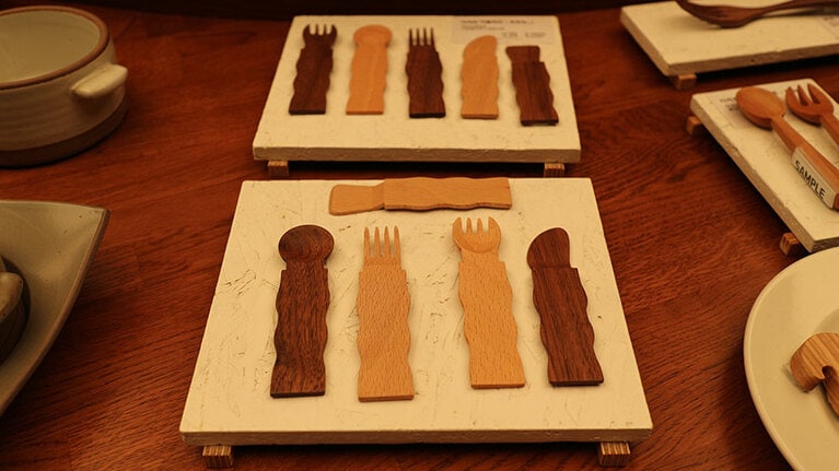 木の風合いを生かした雑貨なども。