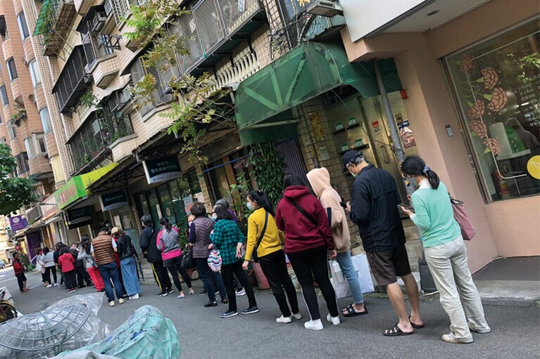 薬局でのマスク購入に並ぶ人々。以前はもっと詰めて並んでいた。