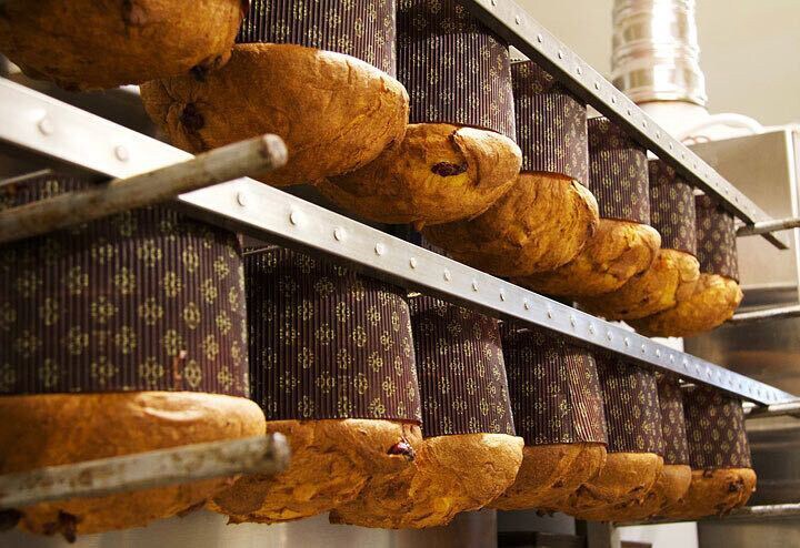 ふっくらと膨らんだパネットーネがしぼまないように逆さまに吊るして冷まします。これも伝統的な作り方。