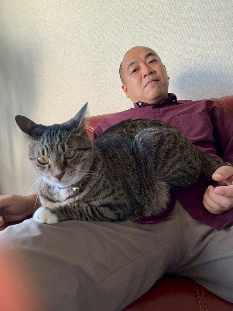 きしたかの・高野さんと愛猫・ごま吉。