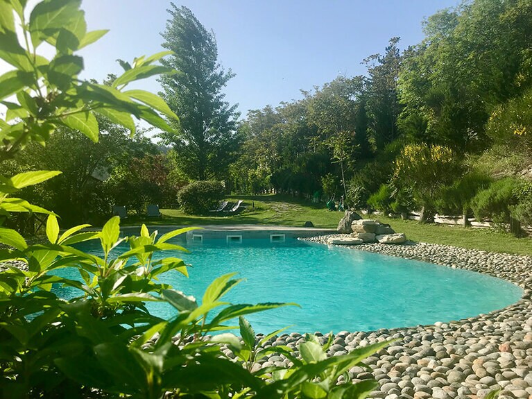 天然石を敷き詰めた湖のようなプールサイド。