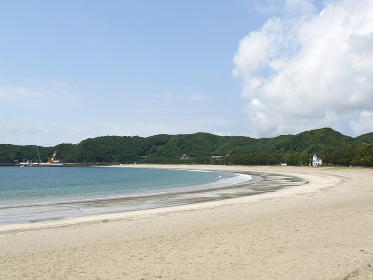 ゆったりとした曲線を描く弓ヶ浜。ダイバーや釣り師を乗せた船が出港する港の近くにあります。のんびり過ごすのに、格好のビーチです。