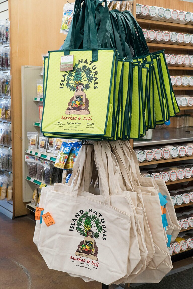 Island Naturalsオリジナルの保冷バッグとエコバック(ハワイ州観光局)。