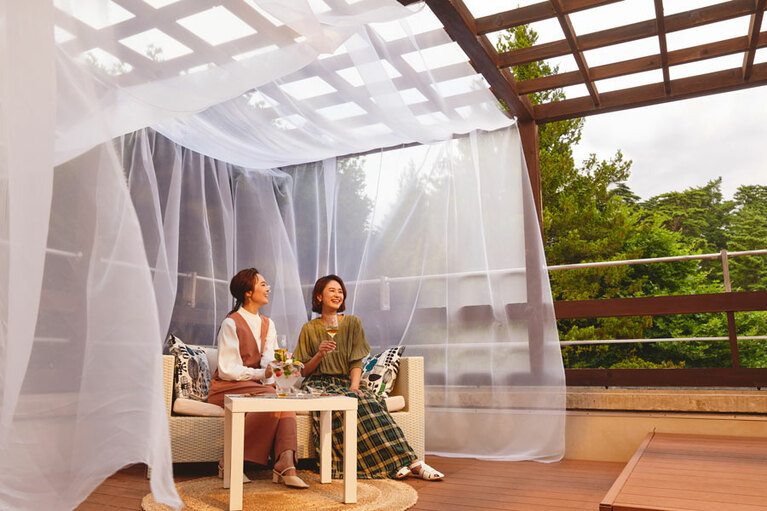 アペリティフは彩り豊かな野菜を冷たいソースにつけて食べるバーニャ フレッダ。長野県須坂市の楠ワイナリーのソーヴィニョンブラン2019と合わせる。