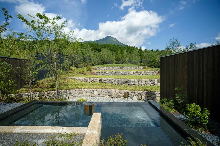 棚田をイメージしたテラスの先に由布岳を望む露天風呂。