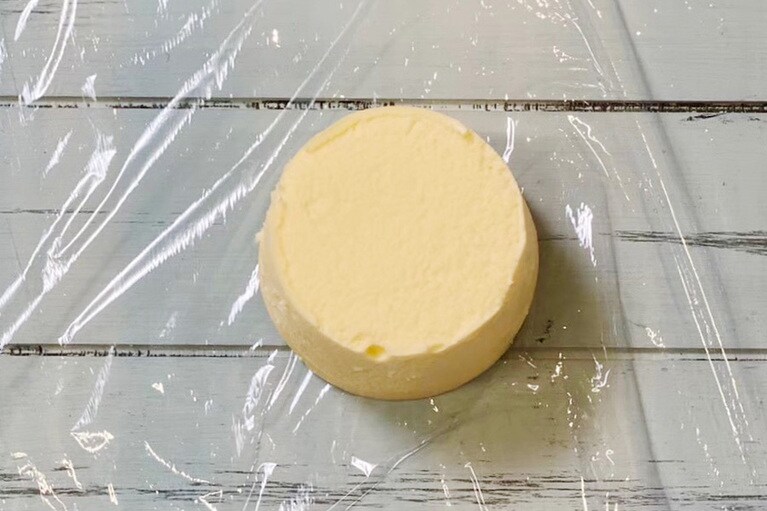 市販のアイスをラップでくるんで、丸くする。