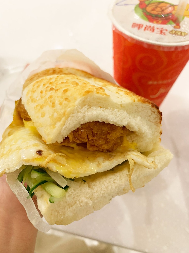 フライドチキン入りチーズバーガー。バンズがふわふわでおいしい。