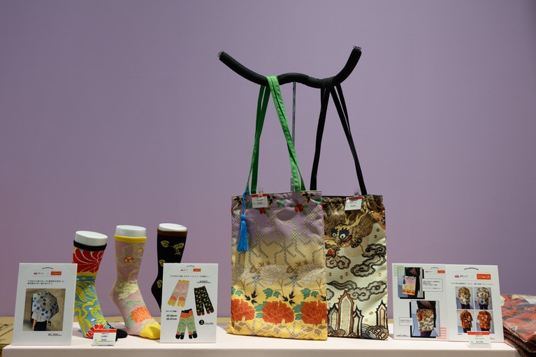 写真左「倭物やカヤ　足袋靴下」各880円、写真右「倭物やカヤ　トートバッグ」各2,750円。撮影：平松市聖