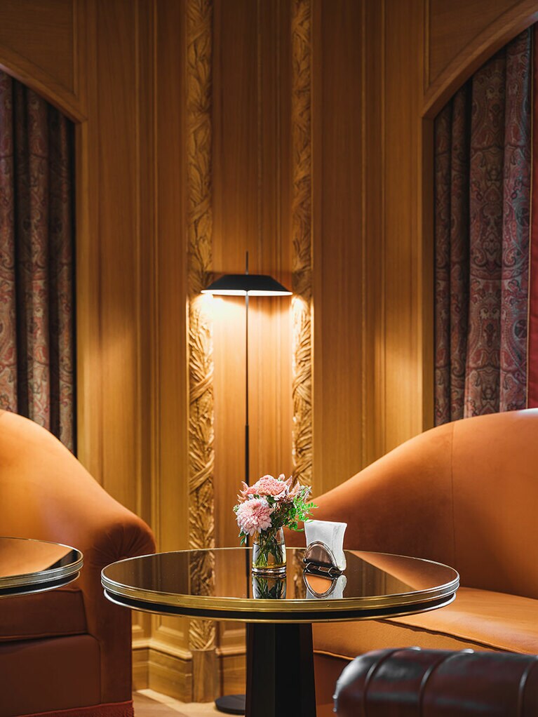 ライブラリーは壁のウッドパネルに合わせてキャラメル色。