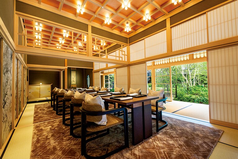 庭園を臨む“四季の間”では祝宴も可能。
