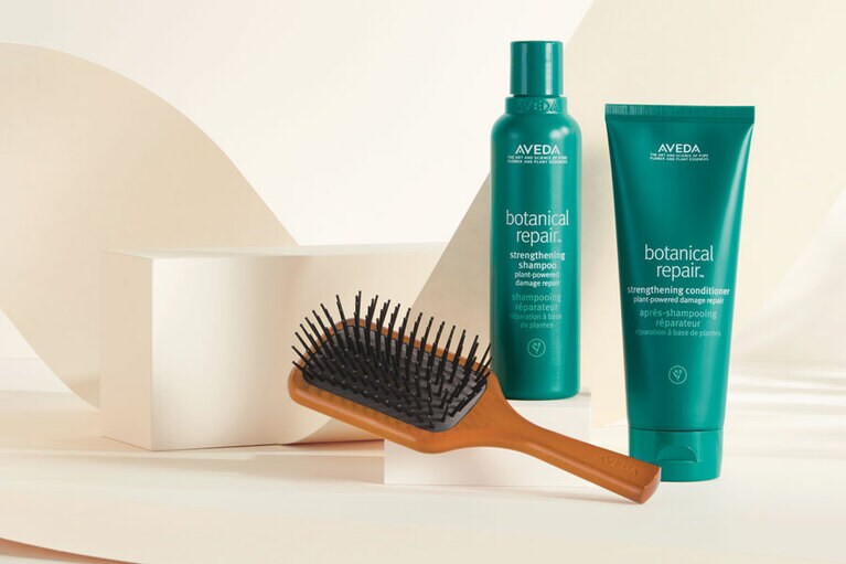 「ボタニカル リペア & ミニ パドル ギフト」 8,900円(限定発売)。セット内容：ミニ パドル ブラシ、ボタニカル リペア シャンプー 200mL(現品)、ボタニカル リペア コンディショナー 200mL(現品)。
