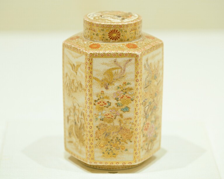 十二代が制作し、明治天皇に献上された茶壼の控え。比類ない才能が国内外で高く評価されました。