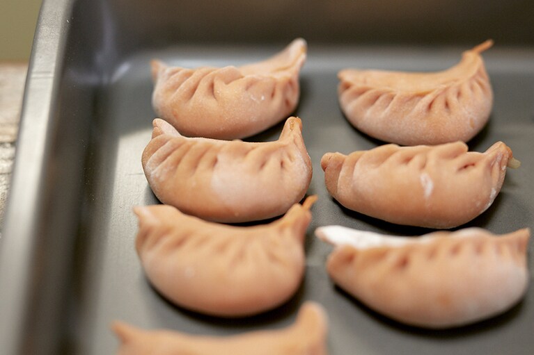 いきなり袋に入れて冷凍するとくっつくので、まずは金属のバットで冷凍。