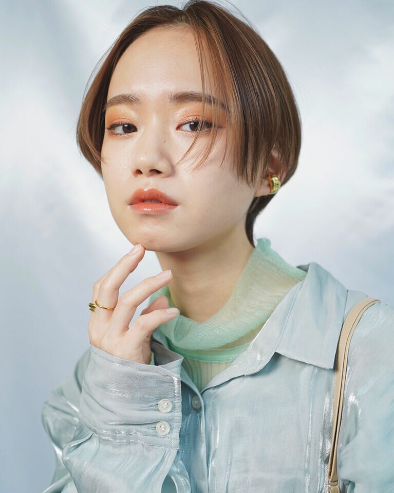 黄み系ベージュのポイントカラーで軽やかに。