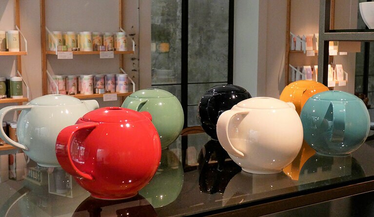 ティーポットや小皿、茶器など、さまざまな種類のものを扱っています。