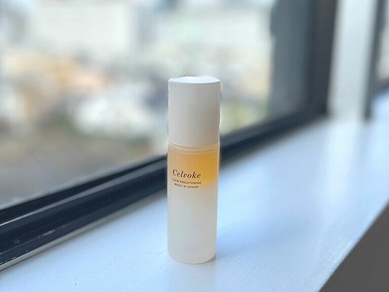 柚子を基調に9種の精油をブレンドした爽やかで深みのある香り。国産植物を用いた2層式で、肌を穏やかに整えながら明るい質感に。カームブライトニング マルチWセラム 50mL 4,950円／セルヴォーク(2022年12月2日[金]発売)