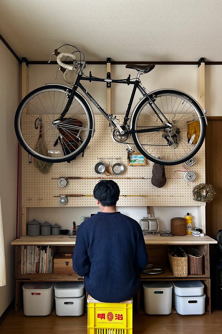 夫の趣味スペース。壁に突っ張りの柱を3本立て、有孔ボードを取り付けた。