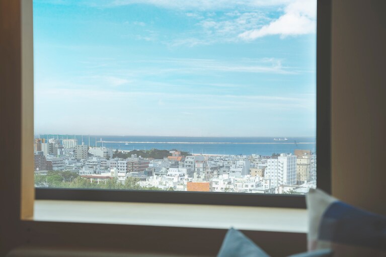 那覇の街と海を眺められる部屋もある。