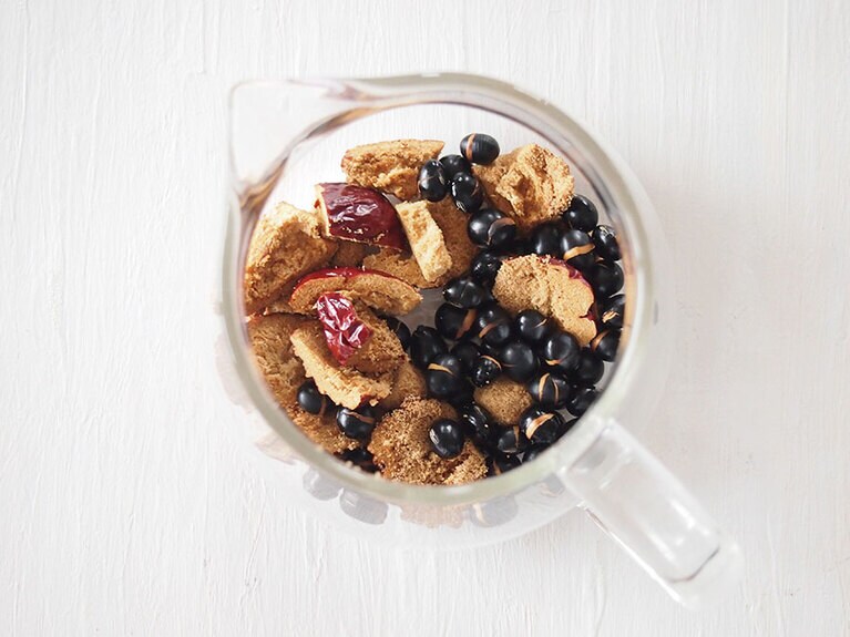 (4) 小鍋や直火のできるポットに(1)のなつめ、(3)の黒豆、黒砂糖、水を入れます。