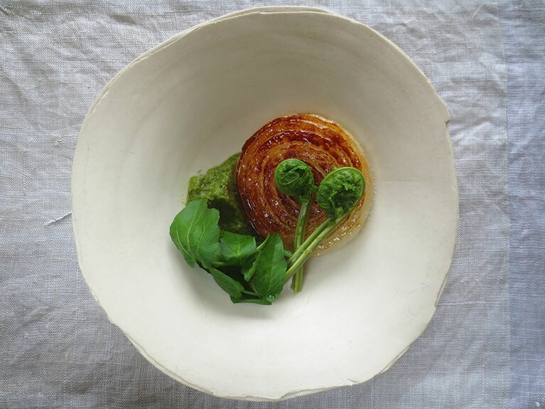 2品目「主菜椀」。新玉葱のソテー、ブロッコリーのソースに、あしらいはクレソンとこごみ。