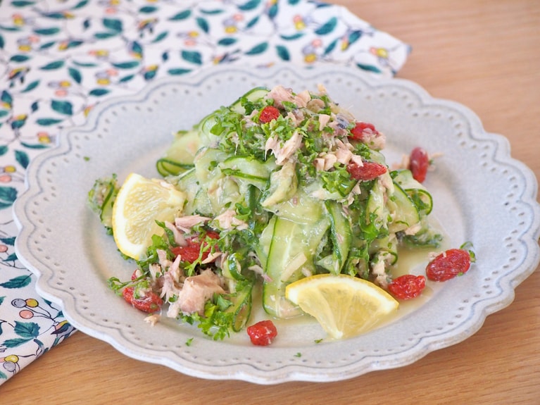 鯖缶とクコの実のハーブサラダ。