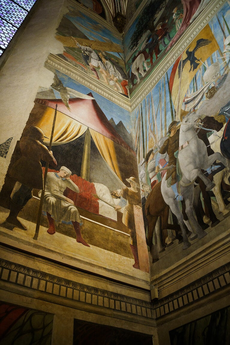 《聖十字架の伝説》には、ローマ帝国のコンスタンティヌス帝も登場する。