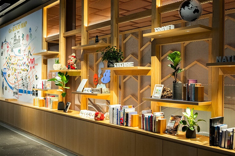 フロントの先にあるご近所マップの横に並んでいる本は、カフェで読んでも、部屋に持っていってもOK。旅にまつわる書籍もあるので、計画を立てるのに役立ちそう。