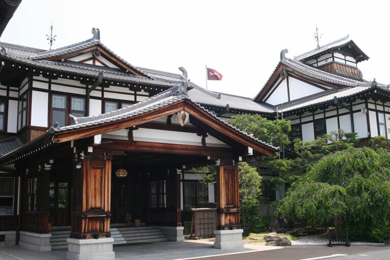 多くの賓客をお迎えしてきた、風格ある正面玄関。