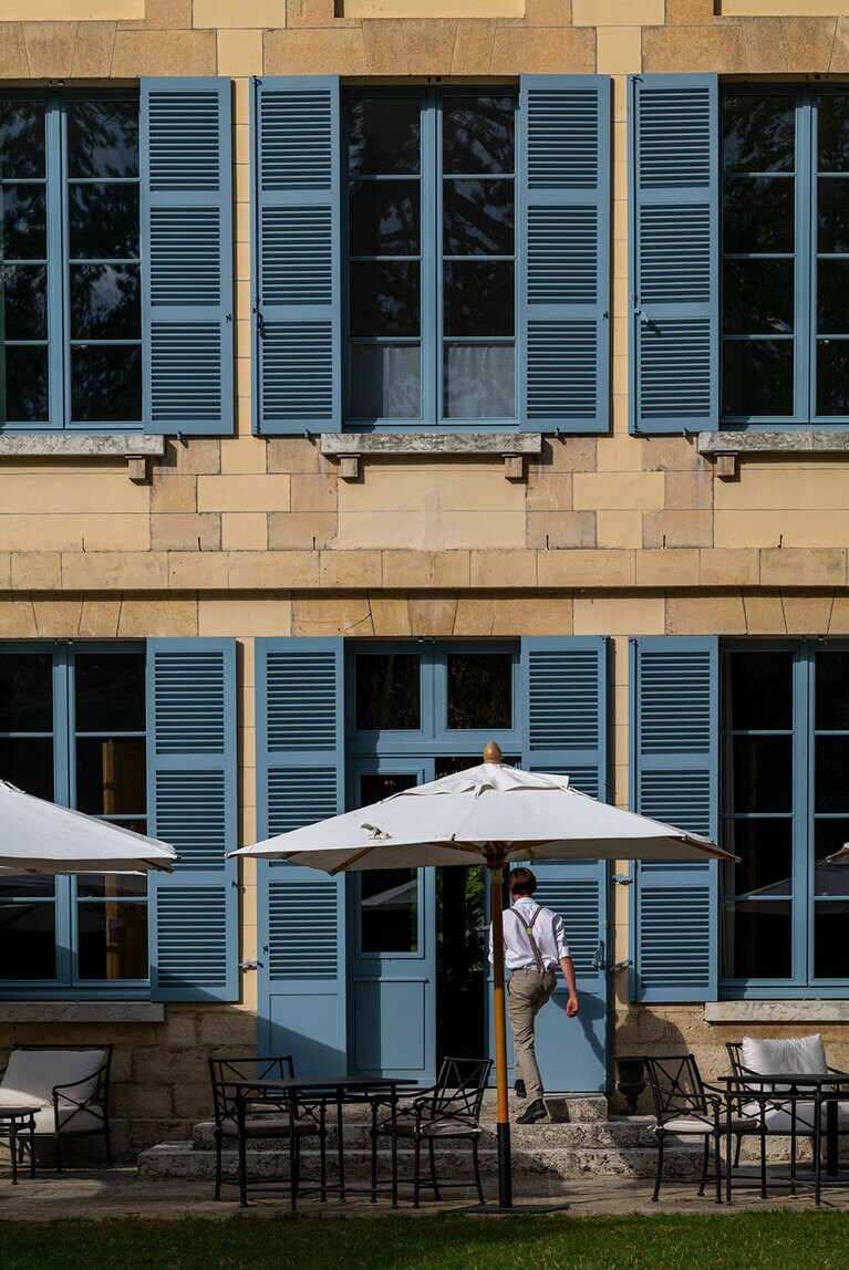メイン館の1階にはバースペースがあり、テラス席も心地よい。