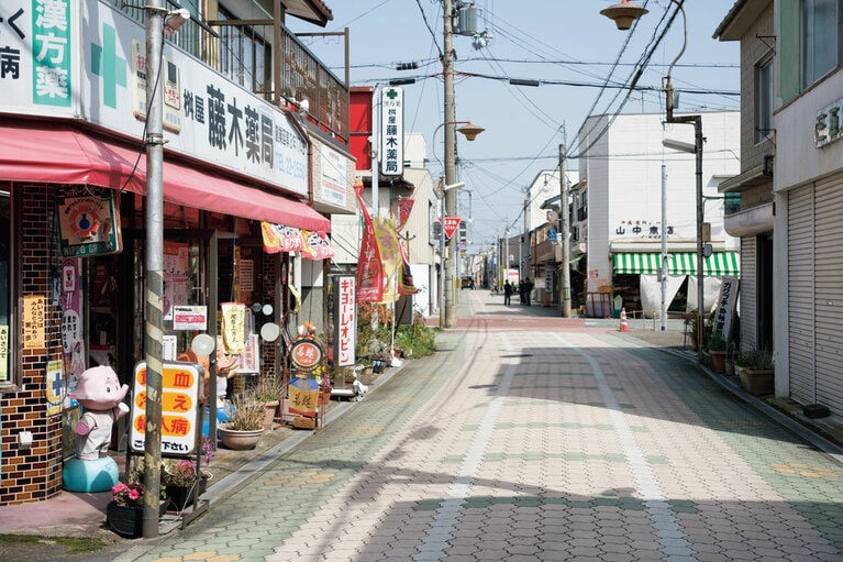 線路を模したカラー塗装を施したアオイ通り商店街の道路。