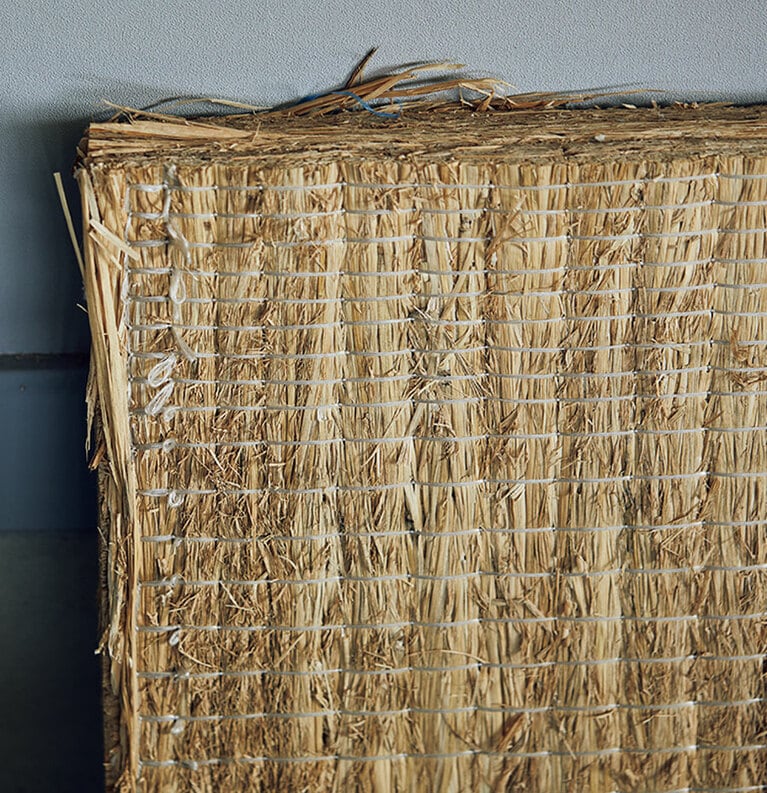 畳の芯材「畳床」は、元々は稲藁を圧縮して作られる。これは伝統的なタイプだが近年ではポリスチレンフォームを用いる建材床が主流に。