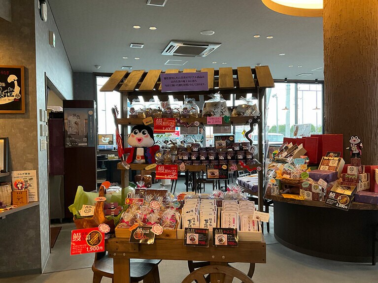 店内にはお土産物コーナーも。瓶詰以外にも、スプーンやクリアファイルなどウナギグッズがいろいろと揃う。